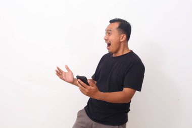 Asyalı adamın şok olmuş yüzü boş bir içerik sunumunu işaret ediyor. Reklam modeli konsepti.