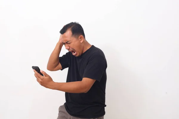 Attraktiver Junger Asiatischer Mann Telefoniert Bekommt Schlechte Nachrichten Schockiert Wütende — Stockfoto