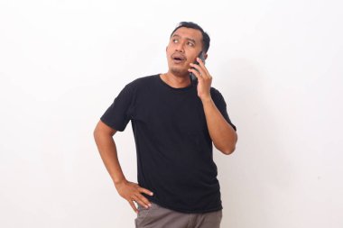 Telefonda konuşurken Asyalı adamın mutlu yüzü. Beyaz arkaplanda izole