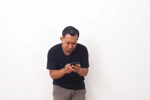 Азиатский Мужчина Плачет Грустит Показывают Смартфоне Изолированный Белом Фоне — стоковое фото