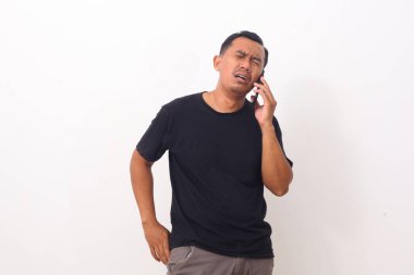 Akıllı telefondaki programla Asyalı adam ağlıyor ve üzülüyor. Beyaz arkaplanda izole