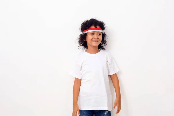 Felice Asiatico Bambino Con Rosso Bianco Fascia Piedi Contro Sfondo — Foto Stock