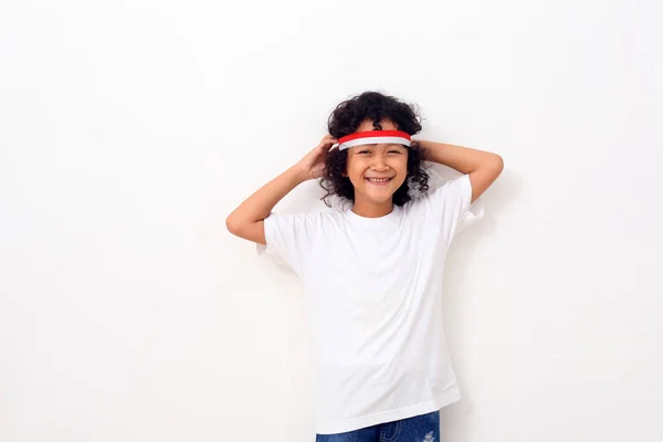 Niño Asiático Feliz Con Diadema Roja Blanca Pie Sobre Fondo —  Fotos de Stock