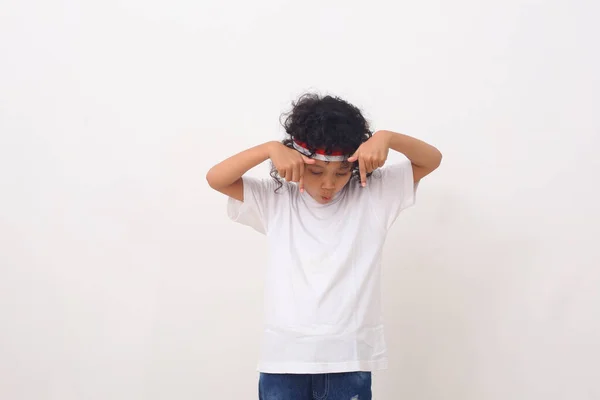 Niño Asiático Con Diadema Roja Blanca Apuntando Presente Para Presentar — Foto de Stock