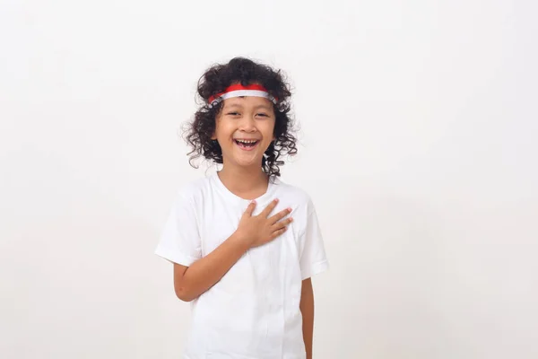 Boldog Ázsiai Gyerek Piros Fehér Fejpánttal Fehér Háttérrel Megkönnyebbült — Stock Fotó