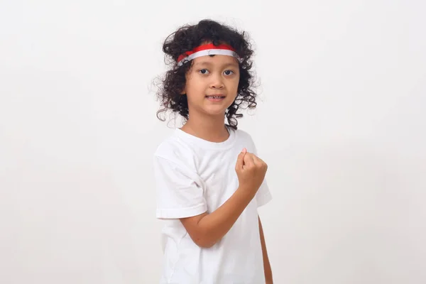 Ázsiai Gyerek Piros Fehér Fejpánttal Fehér Háttér Előtt Áll Öklével — Stock Fotó