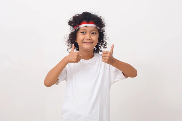 Szczęśliwy Azjatycki Dzieciak Czerwoną Białą Opaską Stojącą Białym Tle Pokazując — Zdjęcie stockowe