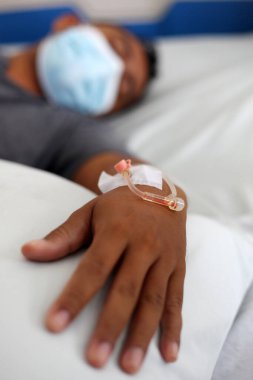 Hastanede el aşısı yapılan adamın yakın çekimi.