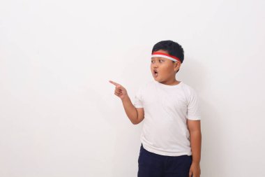 Asyalı çocuğun şok olmuş yüzü boş bir içerik sunumunu işaret ediyor. Reklam modeli konsepti.