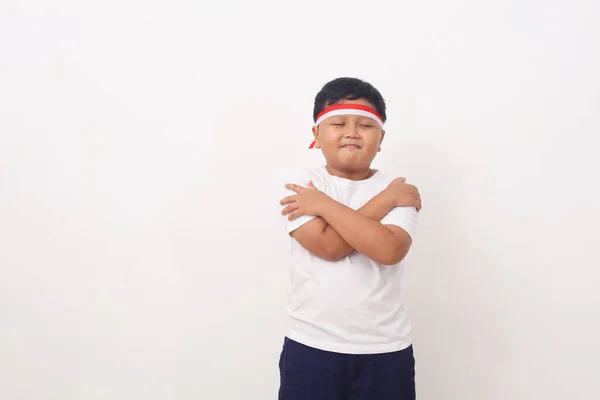 Azjatycki Chłopczyk Stojący Gdy Zamyka Oczy Obejmuje Swoje Ciało Ulżyło — Zdjęcie stockowe