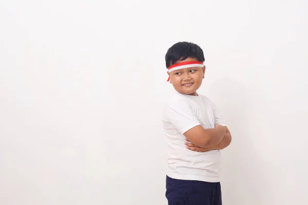 Retrato Niño Asiático Feliz Usando Cinta Roja Blanca Mientras Está — Foto de Stock