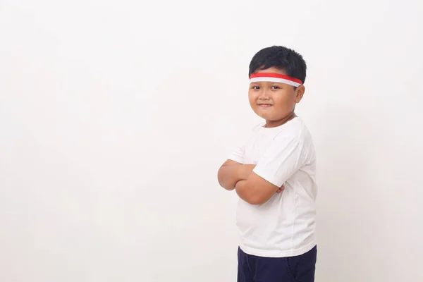 Portré Boldog Ázsiai Fiú Visel Piros Fehér Szalag Miközben Áll — Stock Fotó