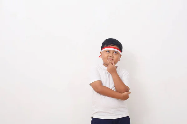 アジアの少年の思考の顔は コンテンツの空のスペースを提示するポイントします 広告モデルコンセプト — ストック写真