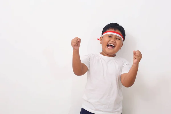 Retrato Niño Asiático Feliz Pie Mientras Aprieta Puño Aislado Sobre — Foto de Stock