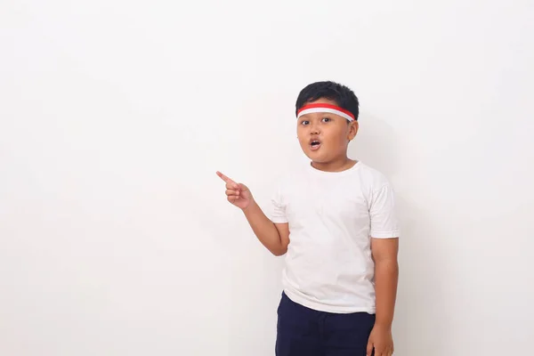 コンテンツの空のスペースを提示するアジアの少年ポイントのすごいとショックを受けた顔 広告モデルコンセプト — ストック写真