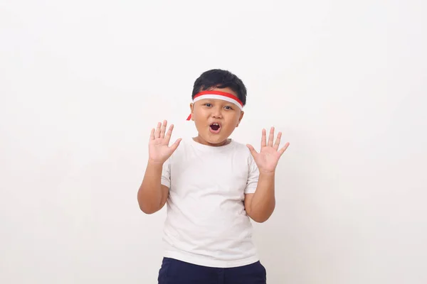 Retrato Niño Asiático Feliz Usando Cinta Roja Blanca Mientras Está — Foto de Stock