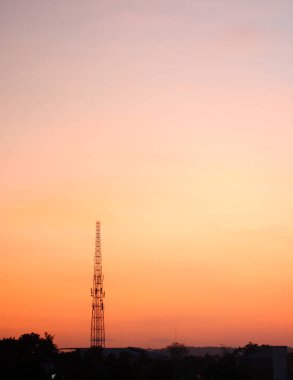 Turuncu gökyüzünde gümüş astar ve bulutla güçlü gündoğumunun muhteşem manzarası.
