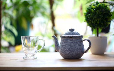 Sabah masada boş bir fincan ve çaydanlık.