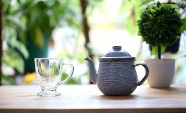 Sabah masada boş bir fincan ve çaydanlık.