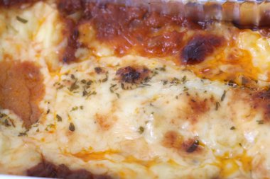 Bol peynirli taze pişmiş lazanya.