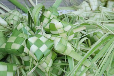 Ketupat, Endonezya 'daki Ied Fitr kutlamasında servis edilen özel yemek.