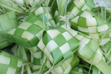 Ketupat, Endonezya 'daki Ied Fitr kutlamasında servis edilen özel yemek.