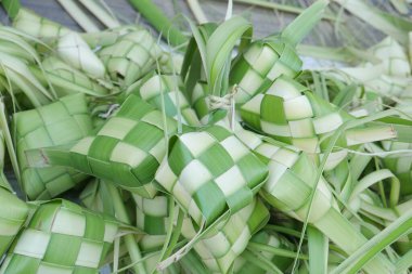 Ketupat, Endonezya 'daki Ied Fitr kutlamasında servis edilen özel yemek.
