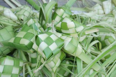 Ketupat, Endonezya 'daki Ied Fitr kutlamasında servis edilen özel yemek.