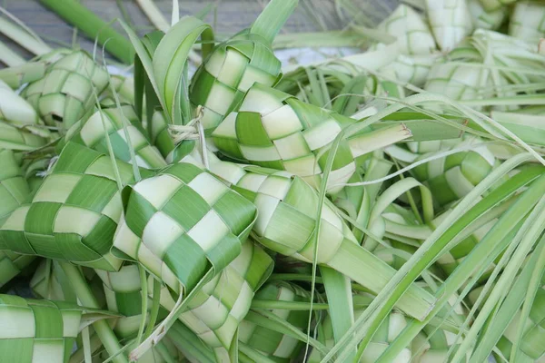 Ketupat, Endonezya 'daki Ied Fitr kutlamasında servis edilen özel yemek.