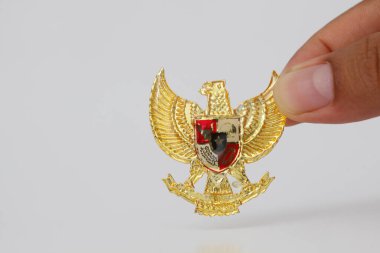 Garuda Pancasila ile el ele. Endonezya 'nın bağımsızlık günü 17 Ağustos. Beyazda izole edilmiş