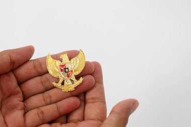 Garuda Pancasila ile el ele. Endonezya 'nın bağımsızlık günü 17 Ağustos. Beyazda izole edilmiş