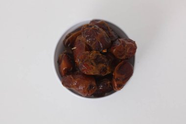 Taze meyveleri beyaz bir kaseye koy. Beyaz arkaplanda izole