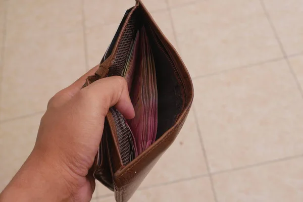 Άνθρωπος Παίρνει Και Δείχνει Χρήματα Από Πορτοφόλι Του Απομονωμένα Λευκό — Φωτογραφία Αρχείου