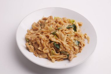 Kwetiau, Endonezya 'da popüler olan ve tamamlayıcı sebzeler, tavuklar, deniz ürünleri veya sığır eti ile birlikte kızartılmış Çin mutfağıdır.