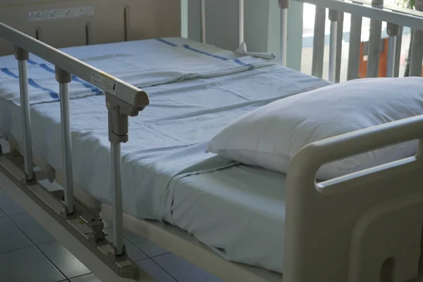 インドネシアのジョグジャカルタ 7月6 2021 Covid 19患者を収容するために屋外で準備された空の病院ベッド — ストック写真