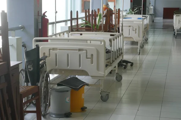 インドネシアのジョグジャカルタ 7月6 2021 Covid 19患者を収容するために屋外で準備された空の病院ベッド — ストック写真