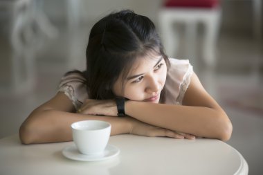 güzel Asyalı kadın kahve Cafe 