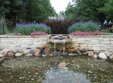           Iowa Eyalet Fuarında Uluslararası Bayrakların Yakınındaki Çeşme