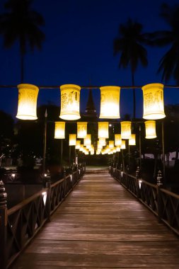 Nehrin üzerindeki ahşap köprü güzel fenerlerle süslenmiş.