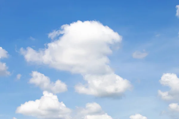 Białe Chmury Błękitnym Niebie — Zdjęcie stockowe