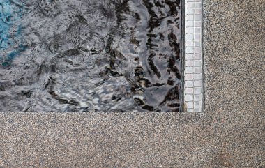 Havuzun kenarı yıkanmış çakıllardan yapılmıştır.