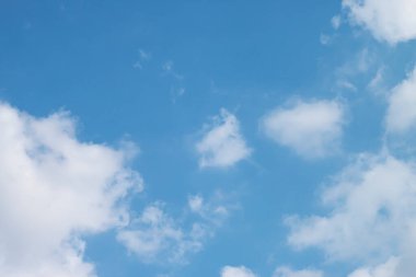 Mavi gökyüzünde beyaz bulutlar