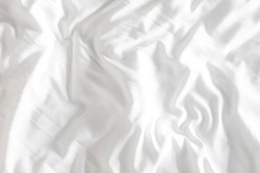 Beyaz yatak örtüsü uyandıktan sonra buruşmuş.