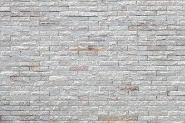 İç kısımda doğal taş paneller var.