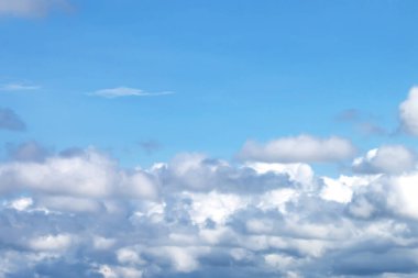 Gökyüzünde güzel beyaz bulutlar