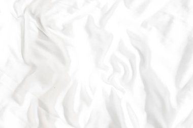 Beyaz yatak örtüsü uyandıktan sonra buruşmuş.