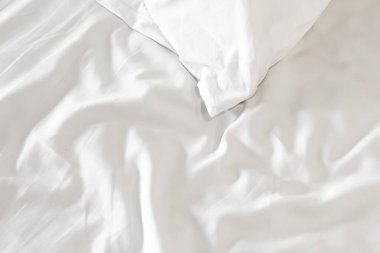 Yatak odasında beyaz yatak ve yastıklar. Kopyası için yer var.