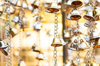 Küçük altın çanlar inanç dilemek için asılır.