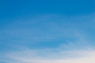 Gökyüzü parlak ve güzel ince bulutlarla