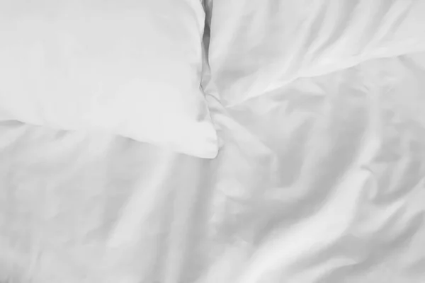 Белая Подушка Грязным Грязным Одеялом Кровати Спальне Закрыть Простыни Копировальным — стоковое фото
